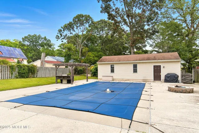 a view of a yard with a house