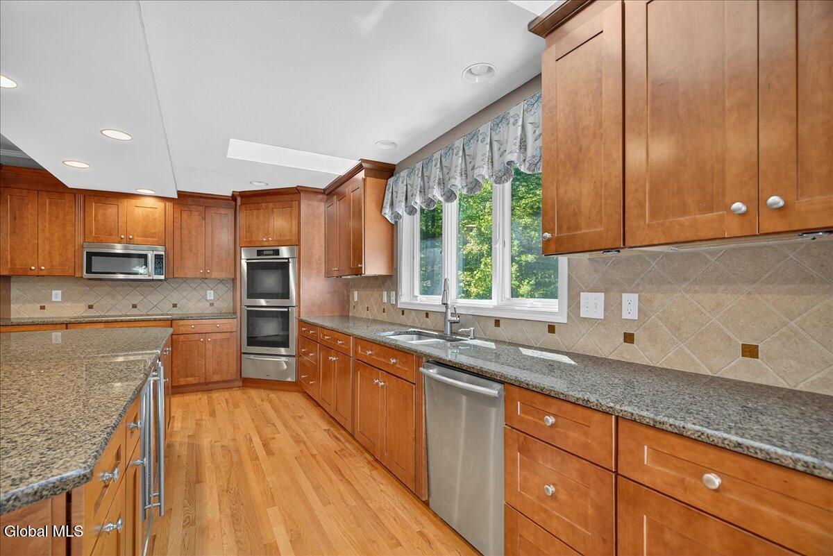 4 Raphael Court Clifton Park, NY 12065 - Photo 12 of 71 Granite Countertop& Tile Backsplash!