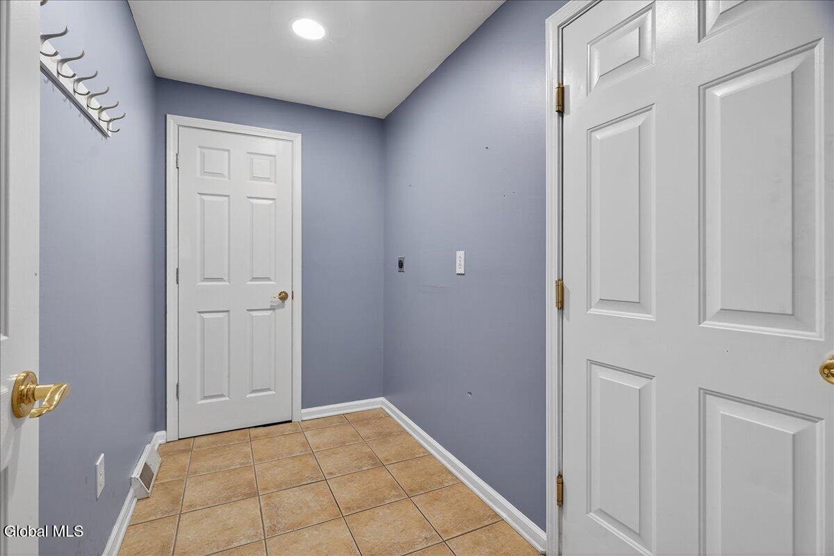 4 Raphael Court Clifton Park, NY 12065 - Photo 28 of 71 Mudroom & Closet. Laundry Hookup!