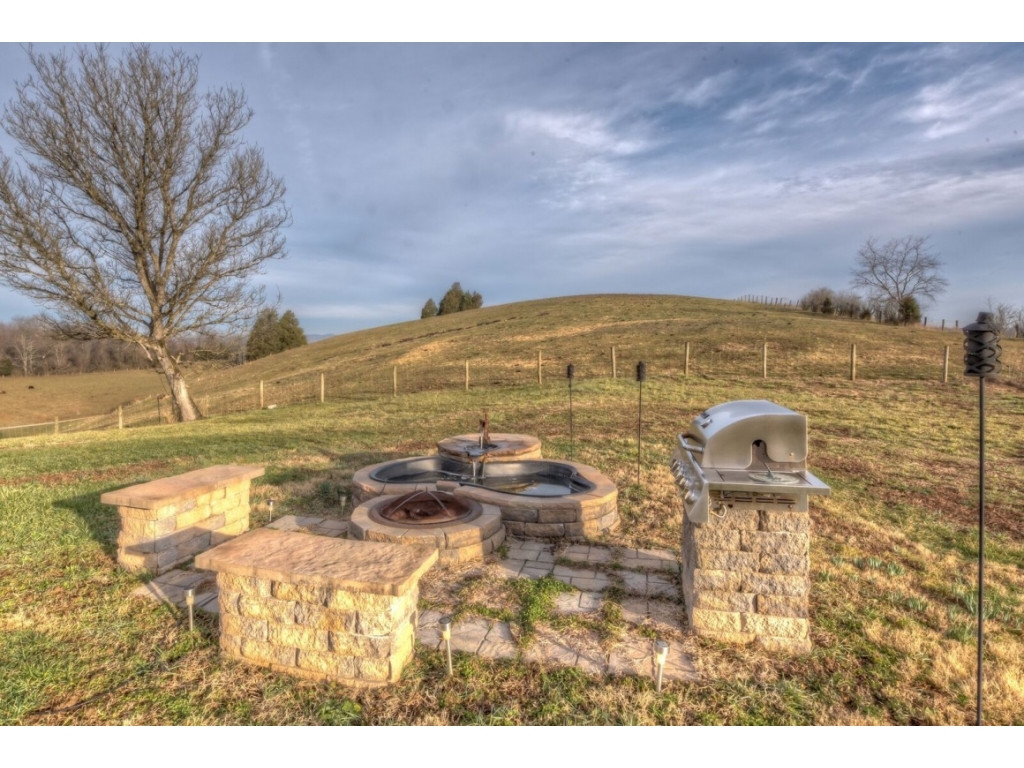 717 Reeds Valley Road Castlewood, VA 24224 - Photo 15 of 15 Builtin grill