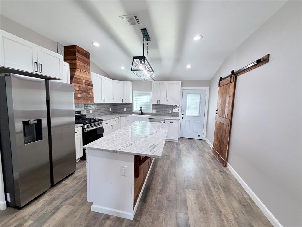 710 North Rusk Street Weatherford, TX 76086 - Photo 7 of 30 open kitchen with breakfast bar