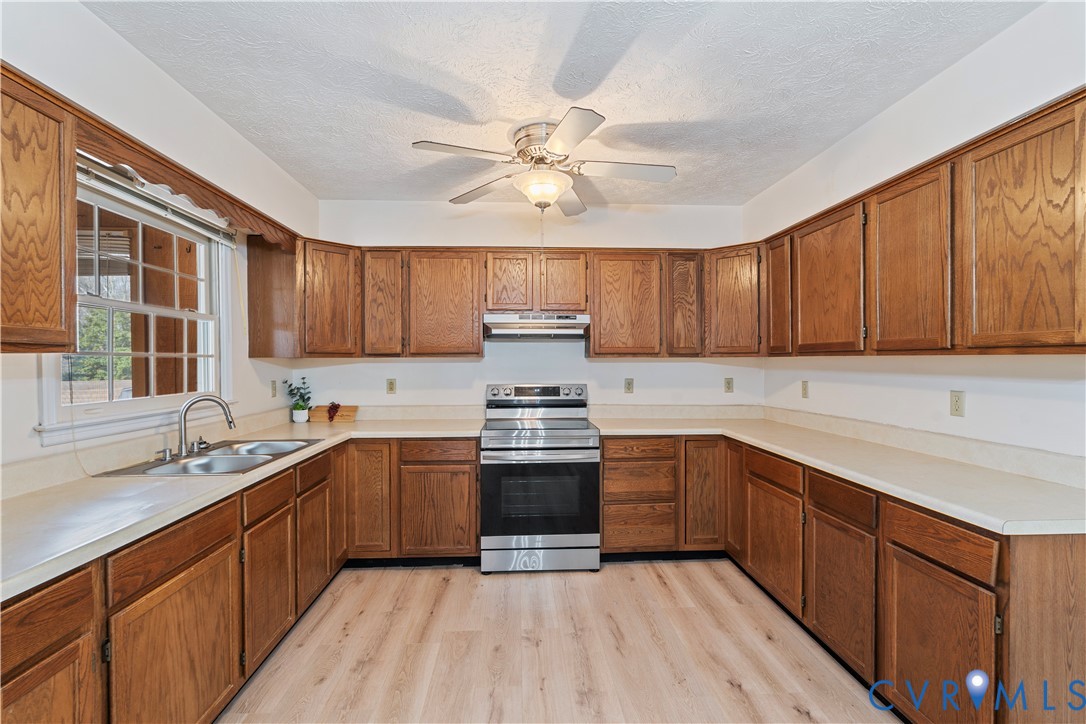 927 East Courthouse Road Blackstone, VA 23824 - Photo 4 of 23 Kitchen featuring stainless steel electric range o