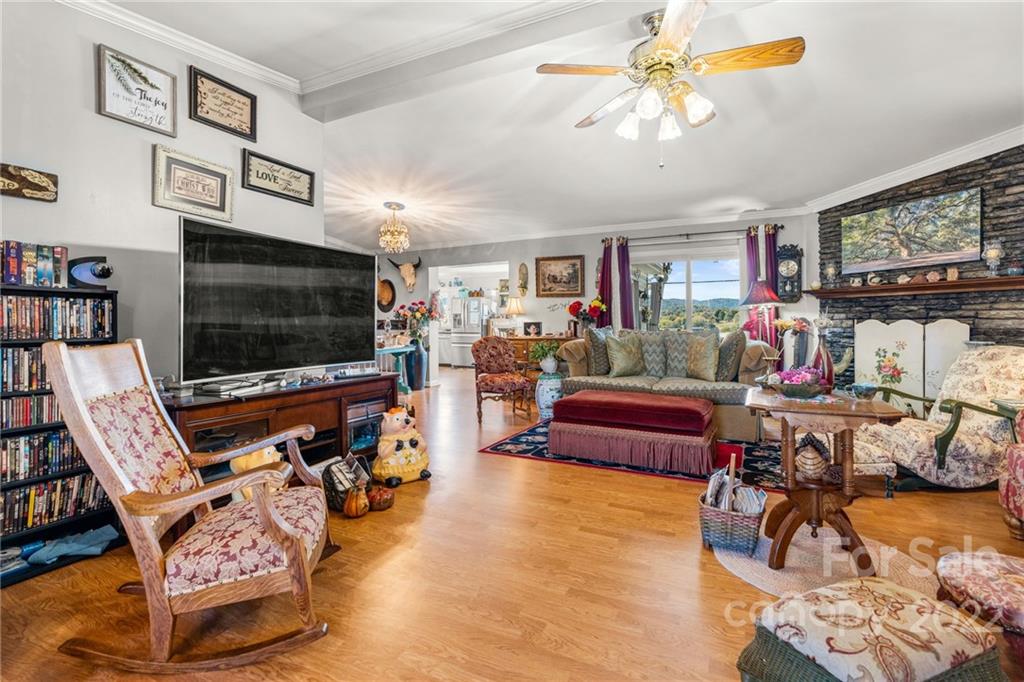 152 Gibbs Road Leicester, NC 28748 - Photo 10 of 48 Gallery Image 10