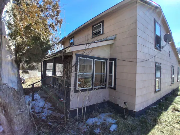 a view of a small house with a yard