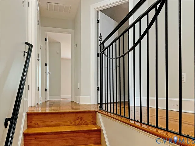 a view of empty room with window
