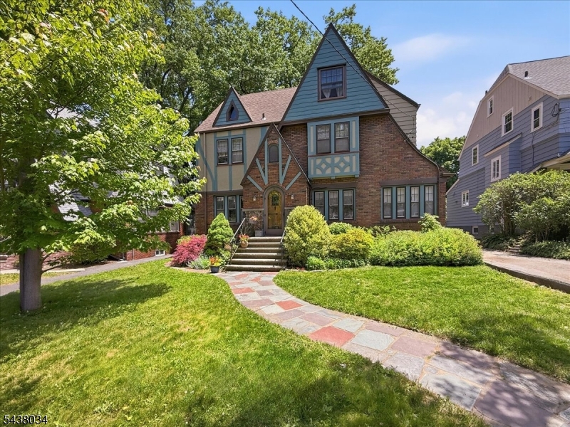 18 Burroughs Way Maplewood, NJ 07040 - Photo 2 of 42