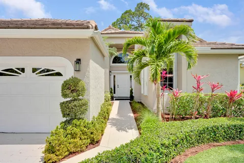 $700,000 | 13810 Crosspointe Court, Palm Beach Gardens, FL 33418