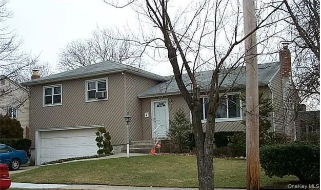 $899,999 | 12 Cranberry Lane, Plainview, NY 11803