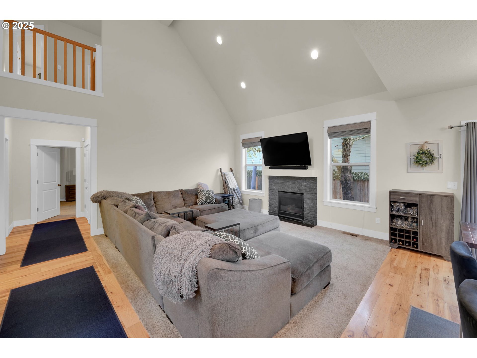 303 Lenore Loop Eugene, OR 97404 - Photo 4 of 41