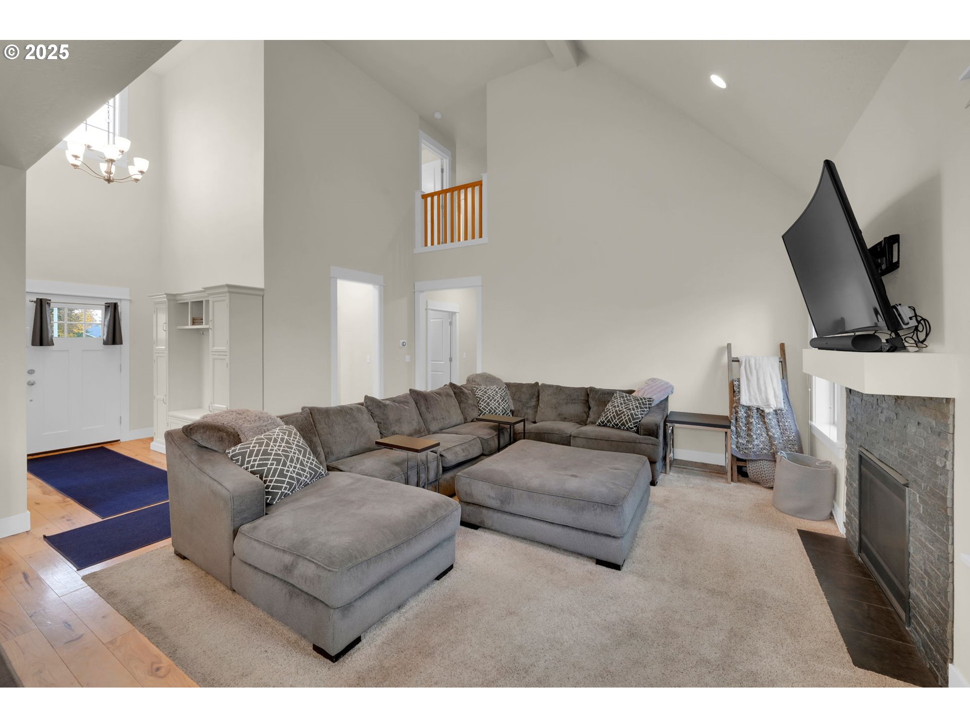 303 Lenore Loop Eugene, OR 97404 - Photo 5 of 41