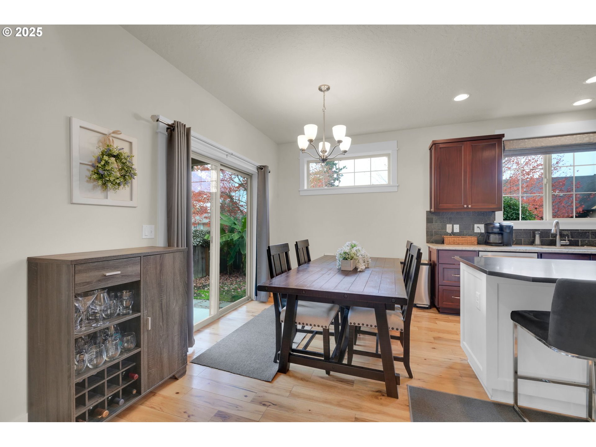 303 Lenore Loop Eugene, OR 97404 - Photo 7 of 41