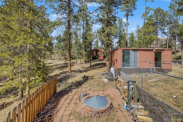 a view of a backyard