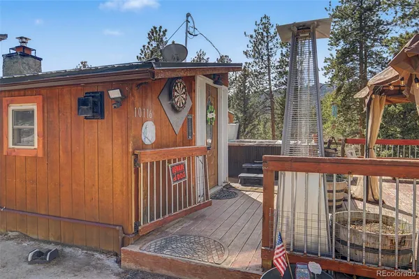 a view of entryway with a wooden fence
