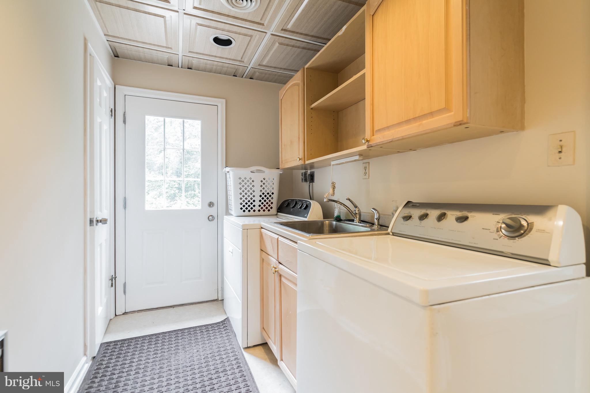 9541 Warfield Road Gaithersburg, MD 20882 - Photo 11 of 29 Laundry and mud room