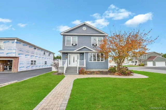 $649,000 | 297 Catskill Avenue, Lindenhurst, NY 11757