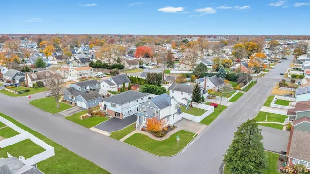$649,000 | 297 Catskill Avenue, Lindenhurst, NY 11757