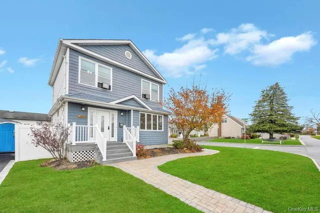 $649,000 | 297 Catskill Avenue, Lindenhurst, NY 11757