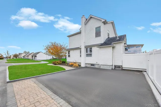 $649,000 | 297 Catskill Avenue, Lindenhurst, NY 11757