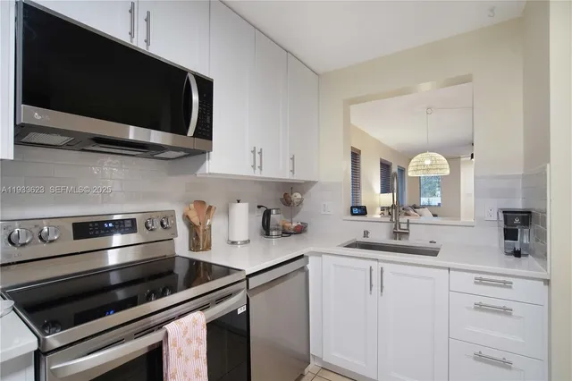 $2,400 | 6245 Southwest 47th Manor, Unit 204, Davie, FL 33314