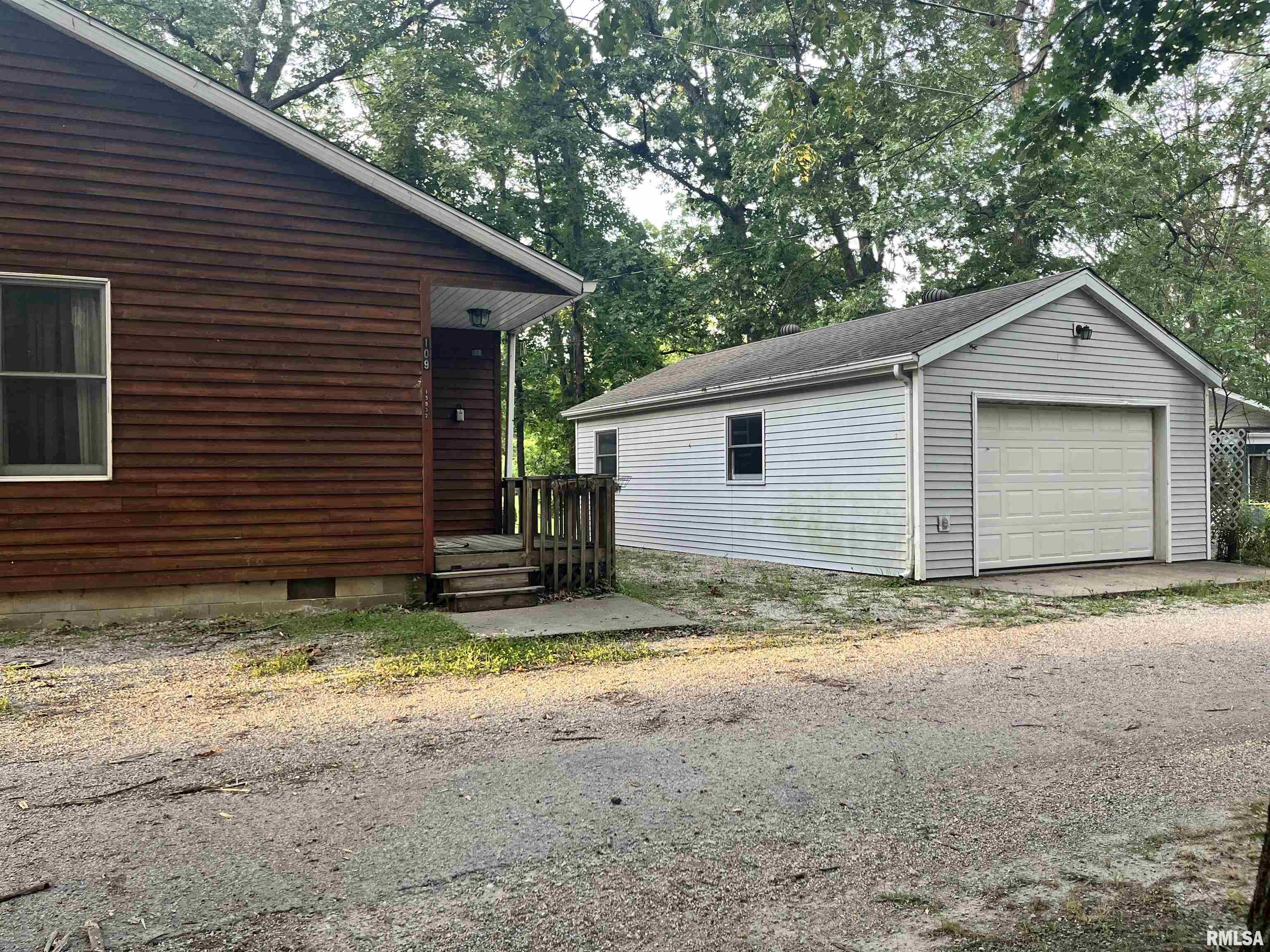 15932 Spruce Lane Girard, IL 62640 - Photo 2 of 21