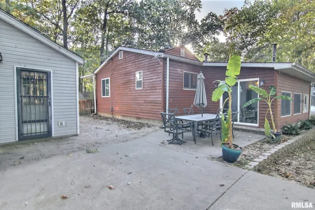 $160,000 | 15932 Spruce Lane, Girard, IL 62640