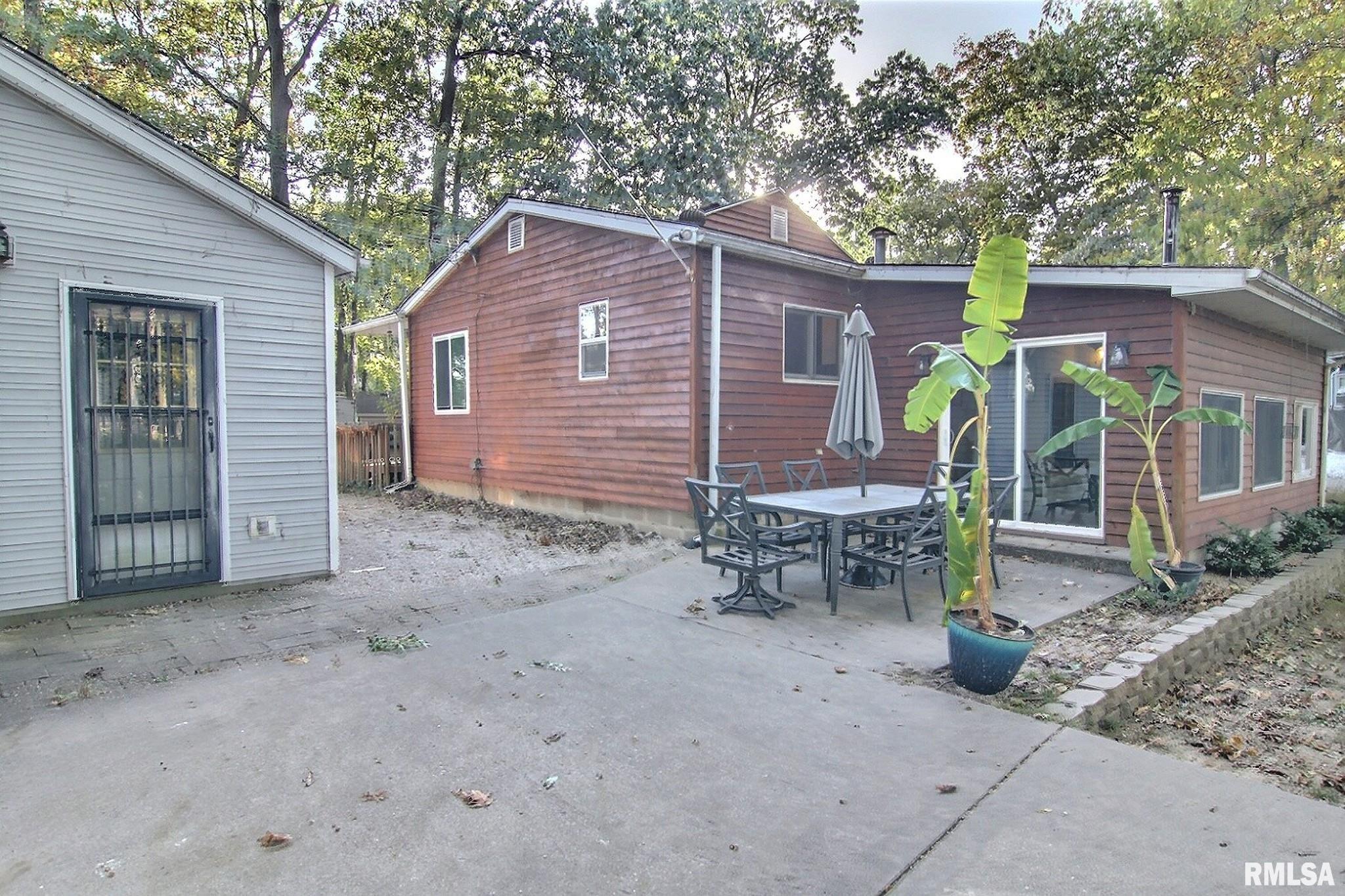 15932 Spruce Lane Girard, IL 62640 - Photo 3 of 21