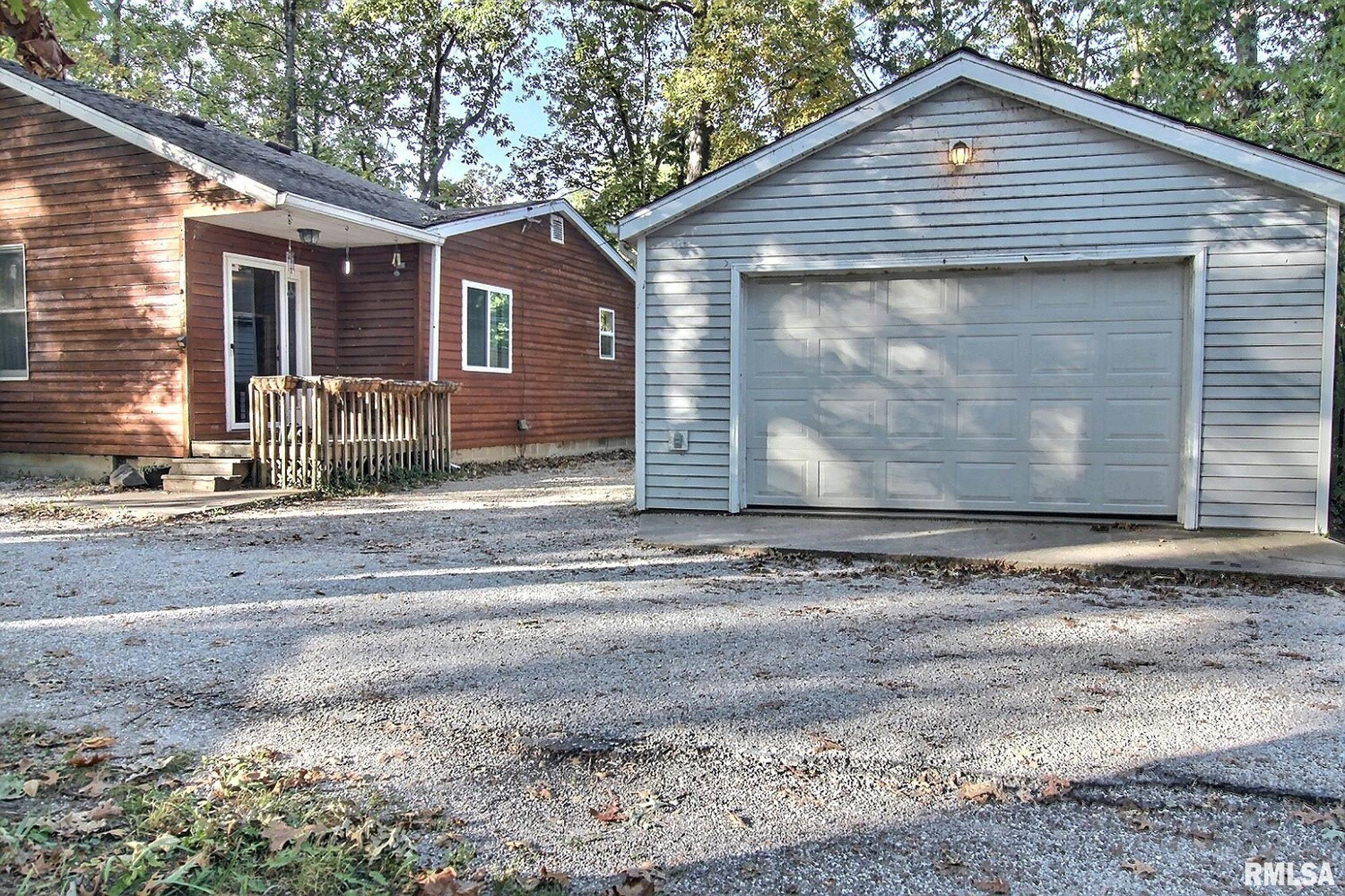 15932 Spruce Lane Girard, IL 62640 - Photo 4 of 21