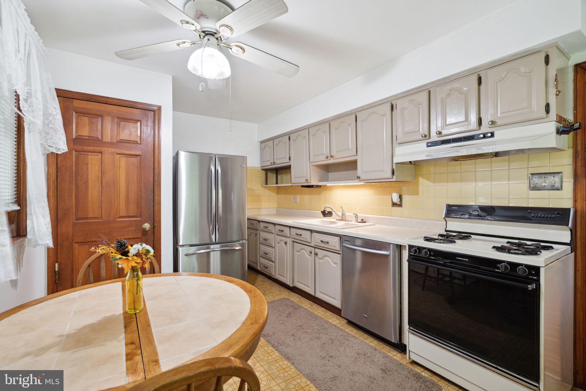 828 Medway Road Philadelphia, PA 19115 - Photo 10 of 37