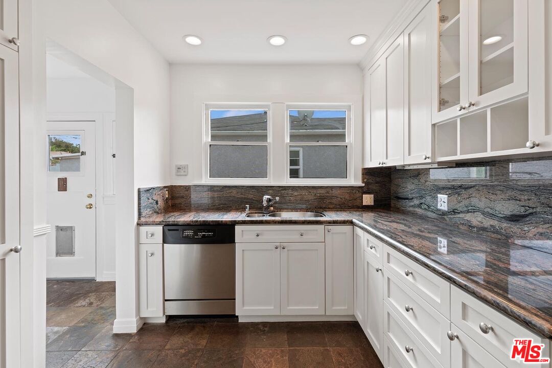 228 Rennie Avenue Venice, CA 90291 - Photo 9 of 26