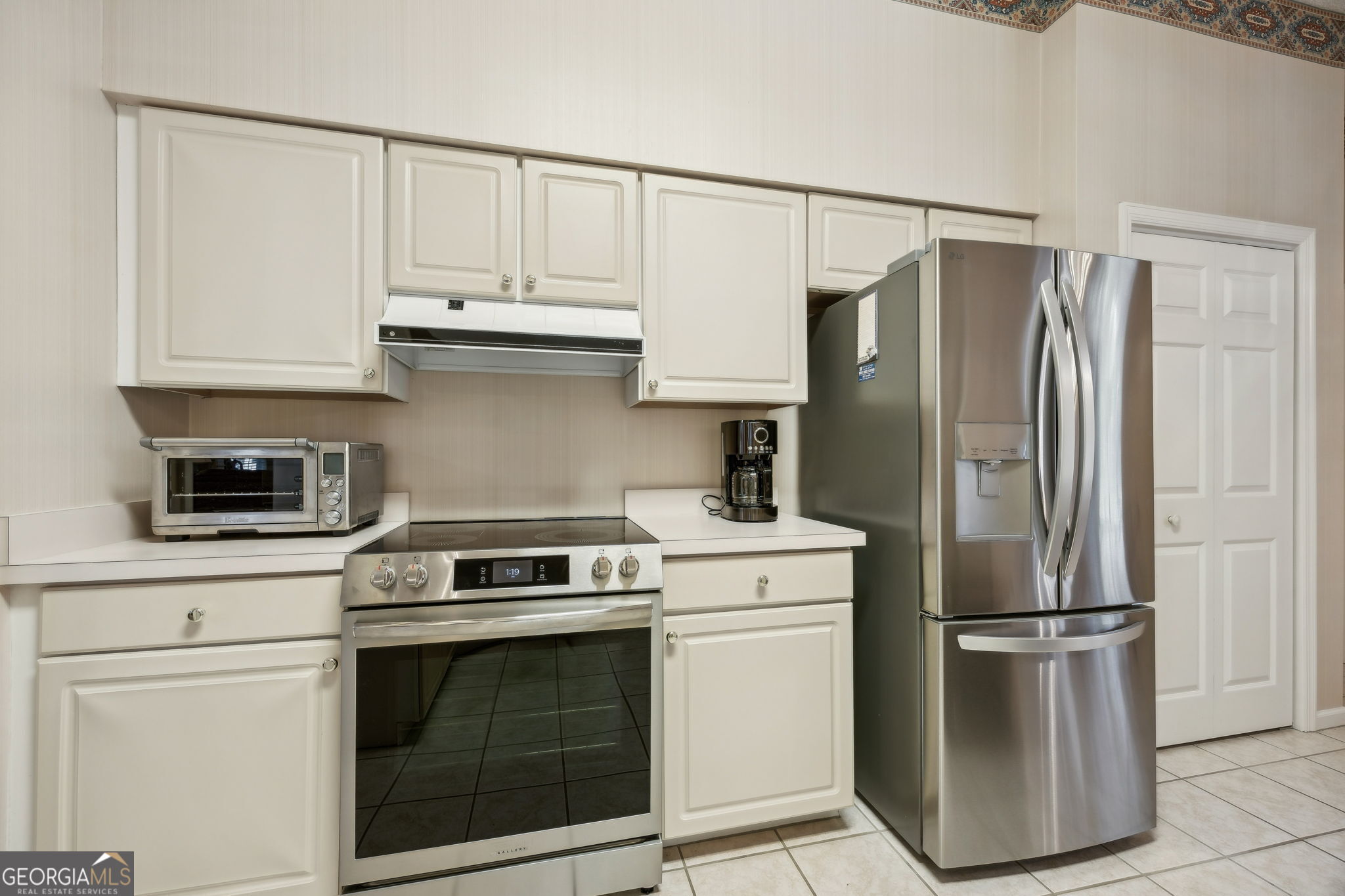223 Cardinal Circle West St. Marys, GA 31558 - Photo 12 of 54 a kitchen with appliances a refrigerator and cabinets