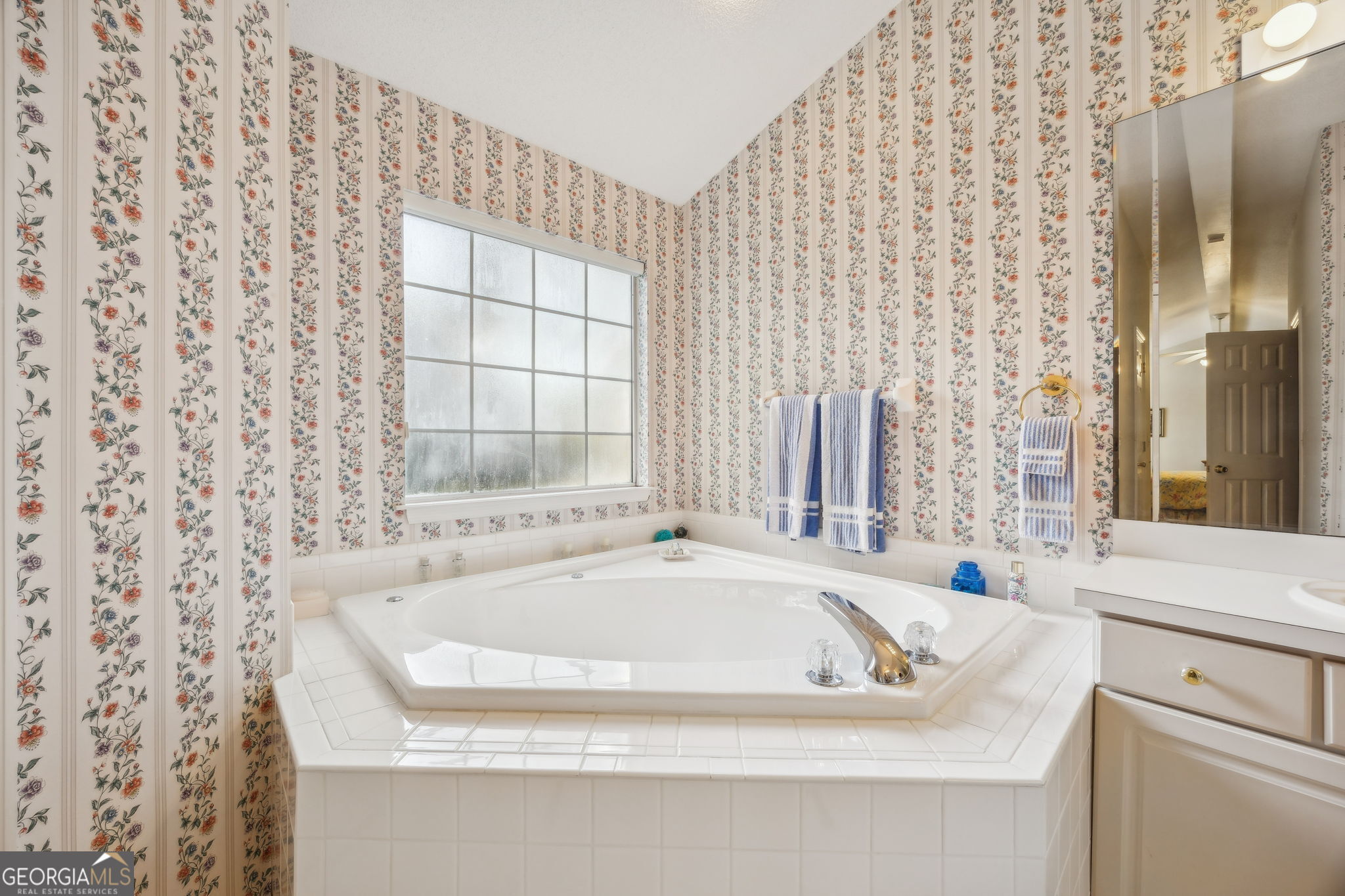223 Cardinal Circle West St. Marys, GA 31558 - Photo 19 of 54 a bathroom with bathtub and window