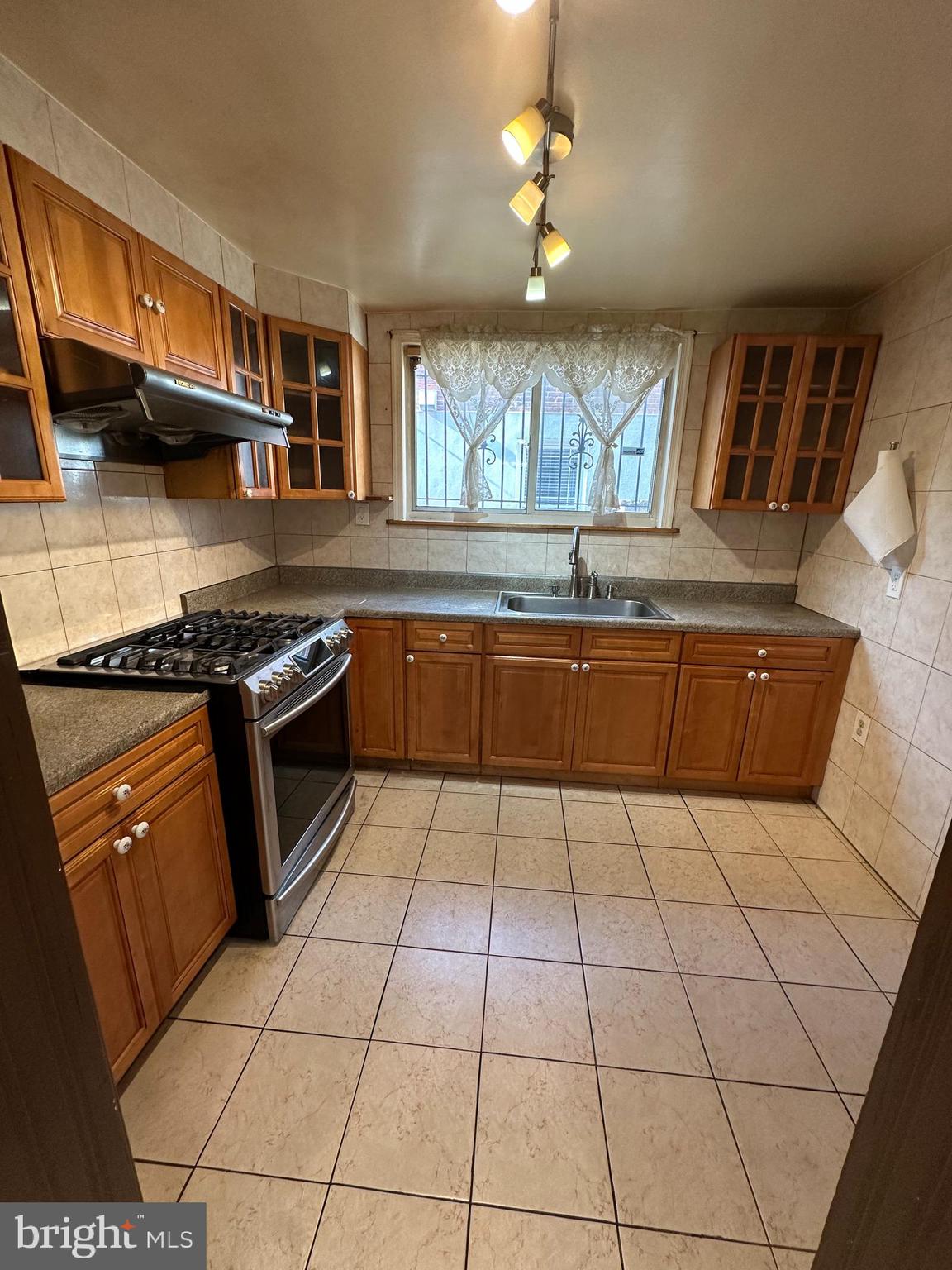 1505 Morris Street Philadelphia, PA 19145 - Photo 8 of 27 kitchen