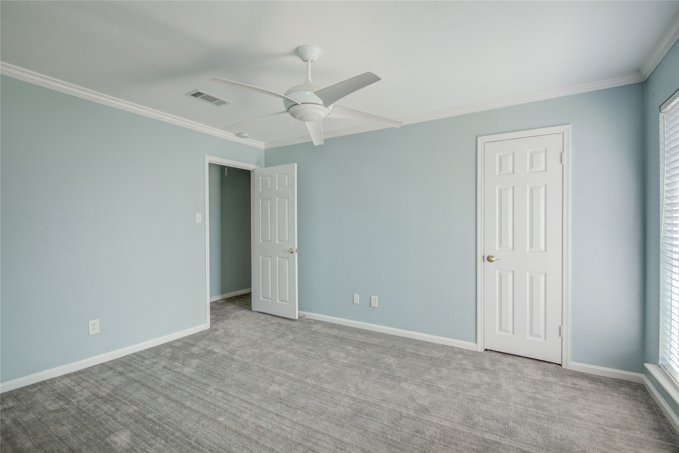 1424 Silverpines Road, Unit 1424 Houston, TX 77062 - Photo 20 of 33 an empty room with a ceiling fan and a window