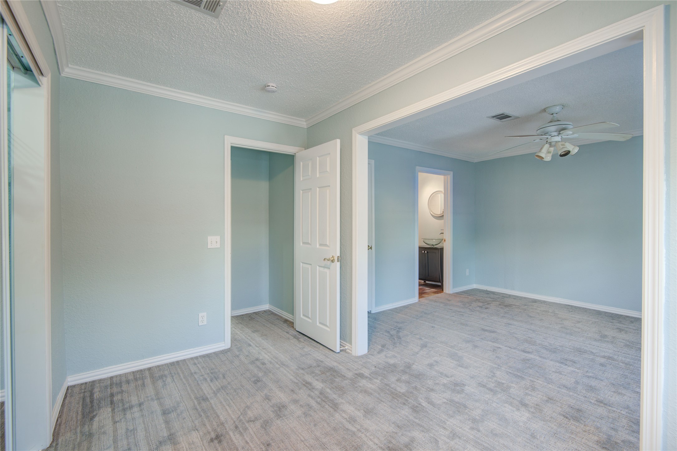 1424 Silverpines Road, Unit 1424 Houston, TX 77062 - Photo 24 of 33 an empty room with mirror