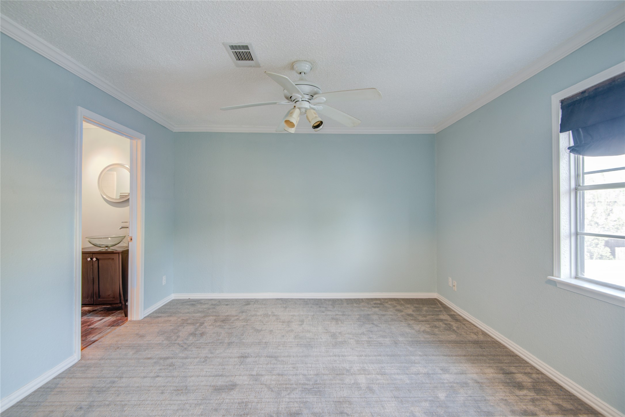 1424 Silverpines Road, Unit 1424 Houston, TX 77062 - Photo 25 of 33 an empty room with windows and cabinet