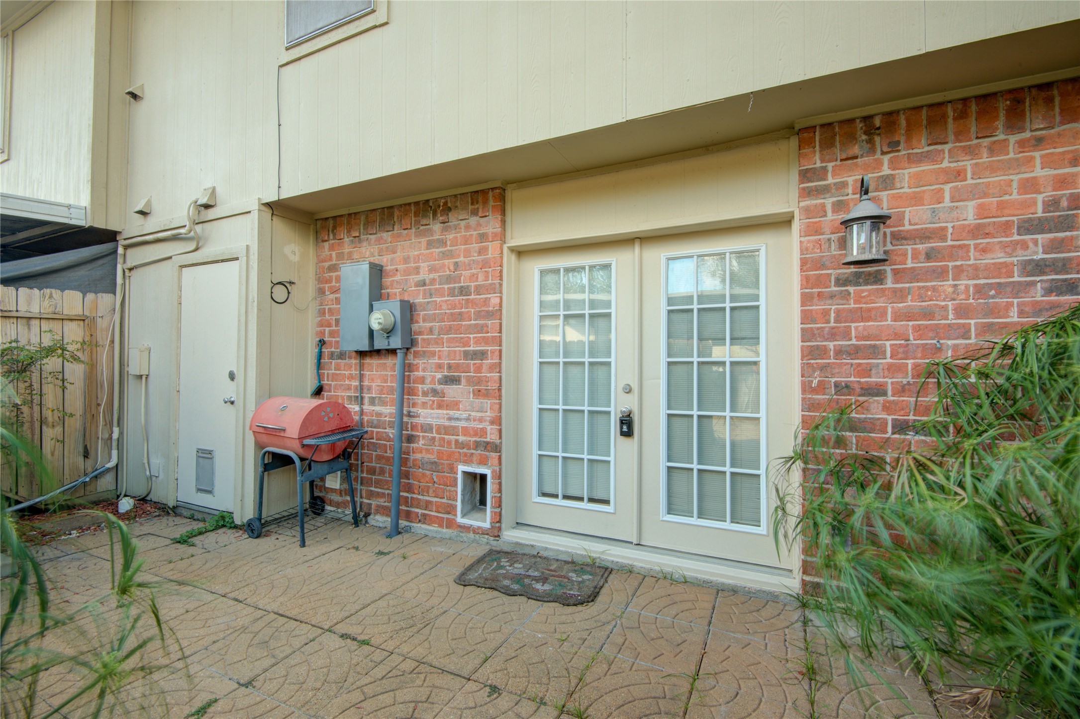 1424 Silverpines Road, Unit 1424 Houston, TX 77062 - Photo 31 of 33 a backyard of a house with seating space