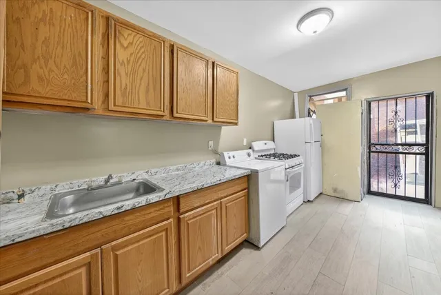 $1,100,000 | 350 East 169th Street | Concourse