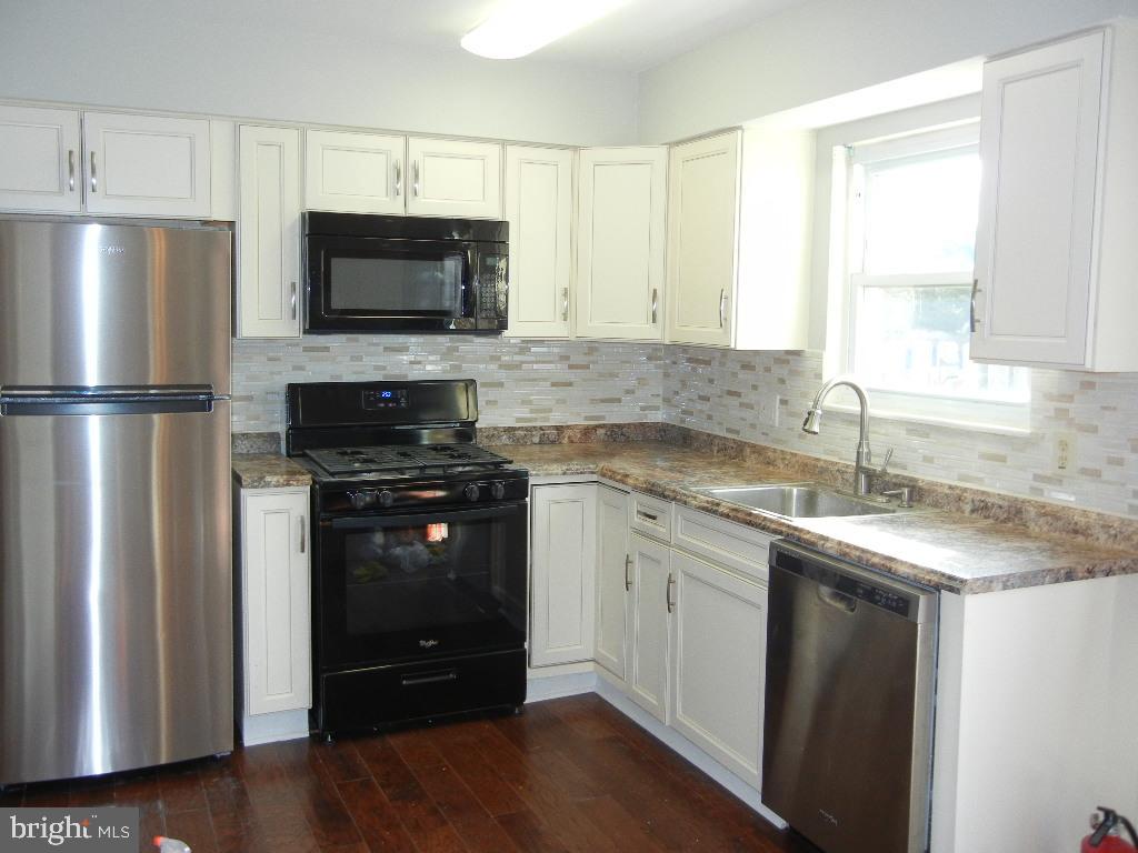 141 Eaves Mill Road Medford, NJ 08055 - Photo 13 of 35 Large kitchen