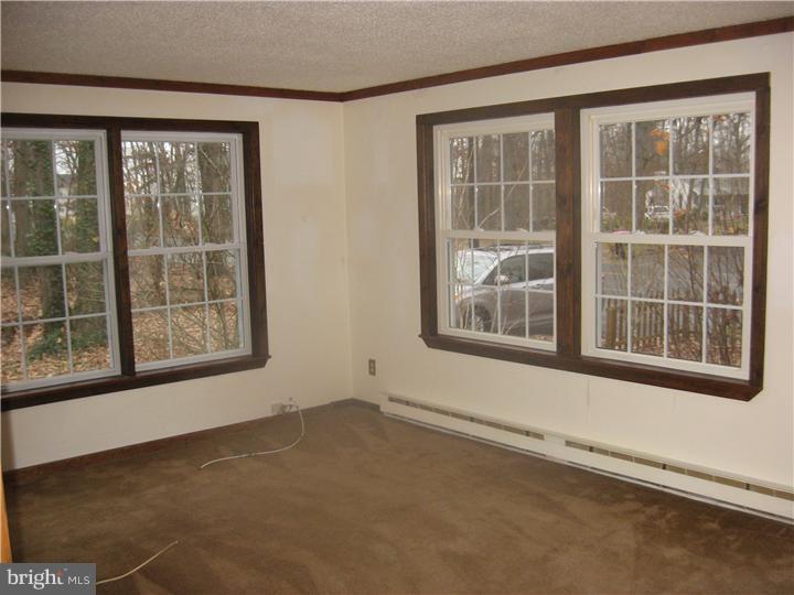1049 Kearsley Road Sicklerville, NJ 08081 - Photo 3 of 14 Living Room