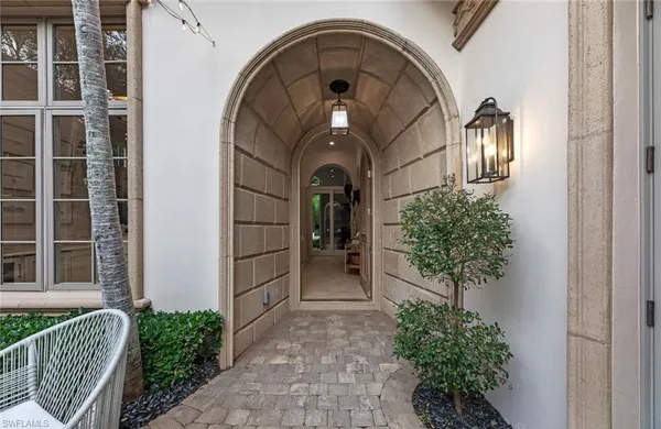 a view of entryway with garden