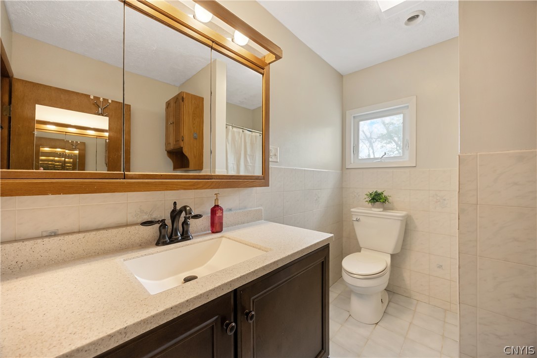 78 Seneca Avenue Vernon, NY 13421 - Photo 18 of 21 Primary full bath w/ neutral tile