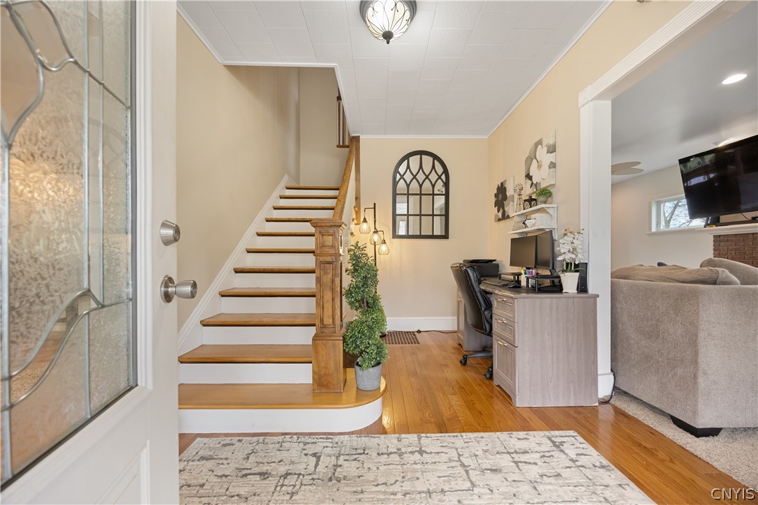 78 Seneca Avenue Vernon, NY 13421 - Photo 3 of 21 Spacious foyer w/ hardwood flooring