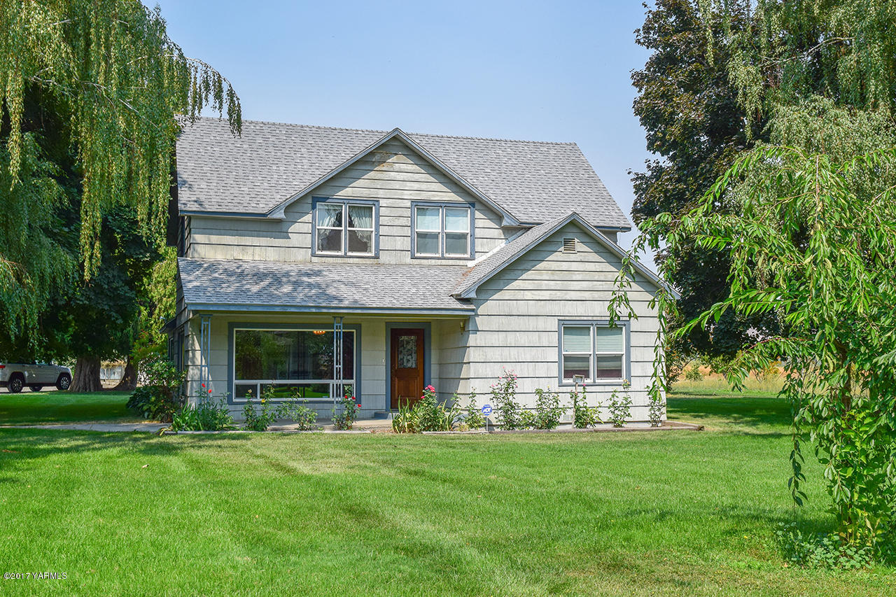 1001 Division Road Zillah, WA 98953 - Photo 1 of 24 a front view of a house with a yard