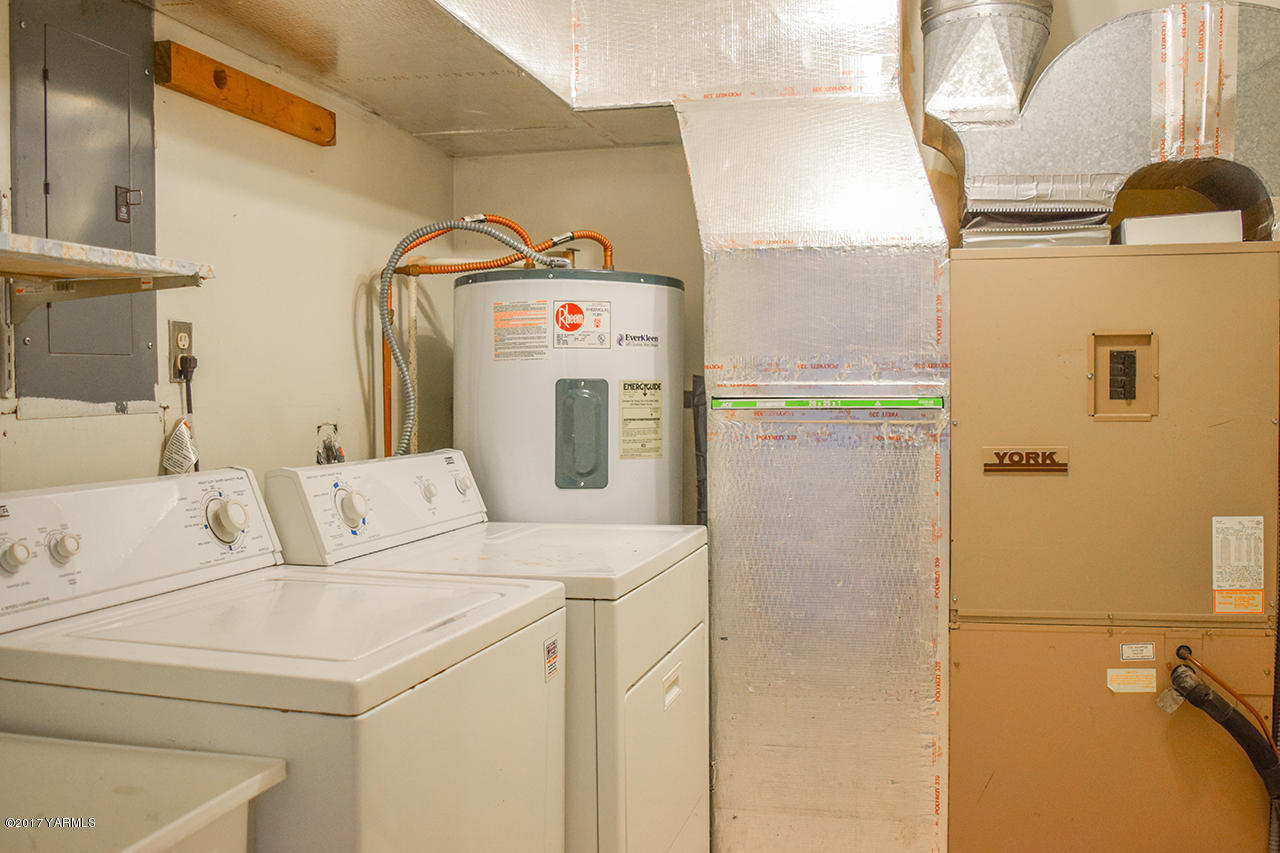 1001 Division Road Zillah, WA 98953 - Photo 12 of 24 a utility room with dryer and washer