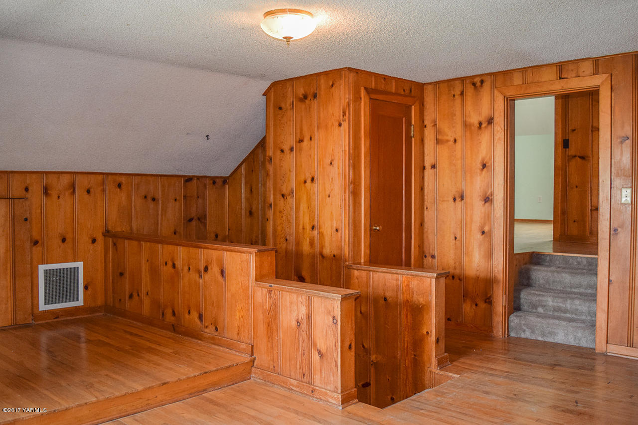 1001 Division Road Zillah, WA 98953 - Photo 14 of 24 a view of front door