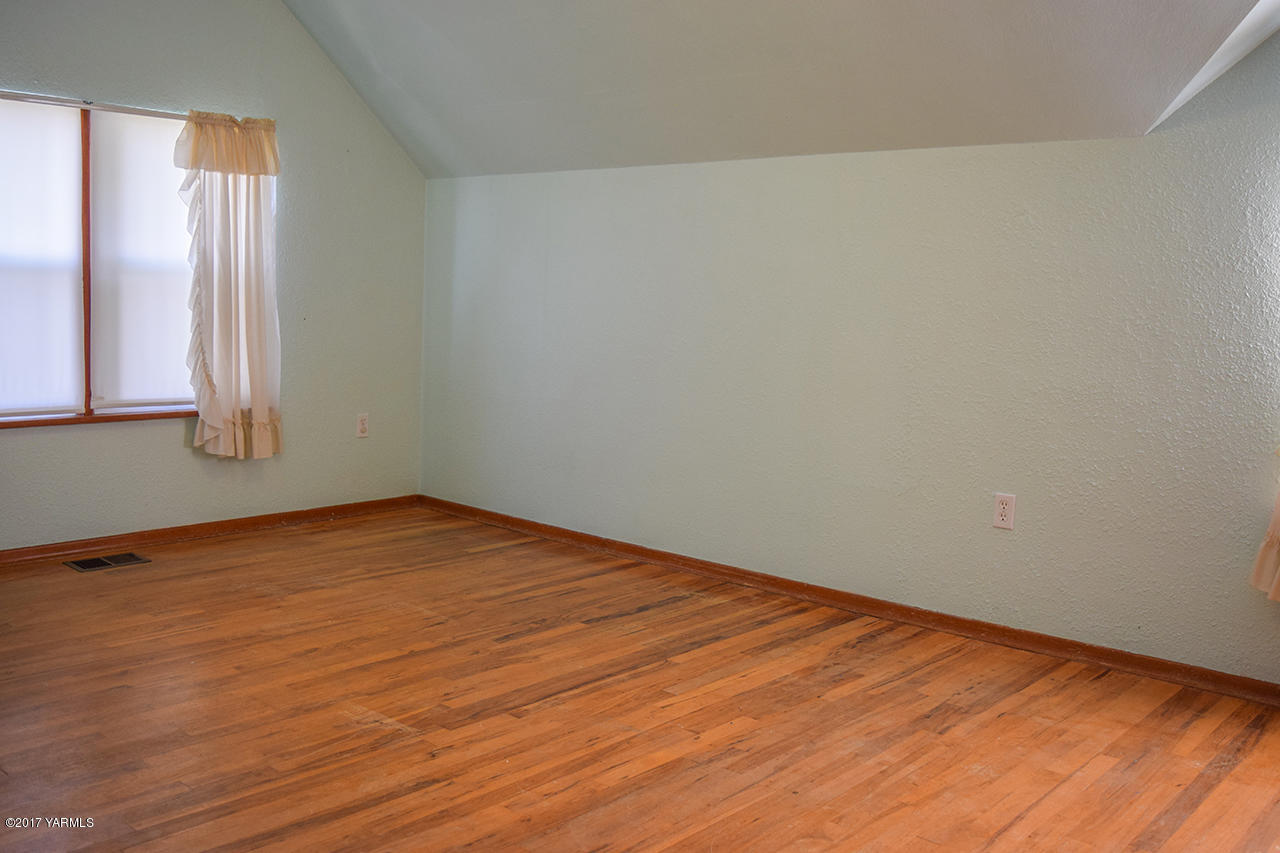 1001 Division Road Zillah, WA 98953 - Photo 15 of 24 a view of empty room with wooden floor and fan