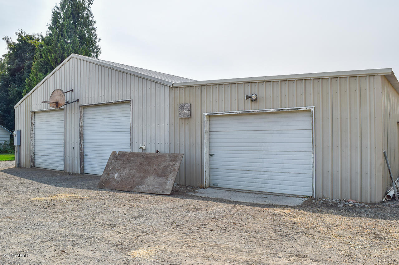 1001 Division Road Zillah, WA 98953 - Photo 19 of 24 a view of outdoor space and garage