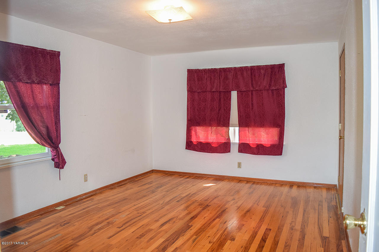 1001 Division Road Zillah, WA 98953 - Photo 9 of 24 a view of small space with wooden floor and windows