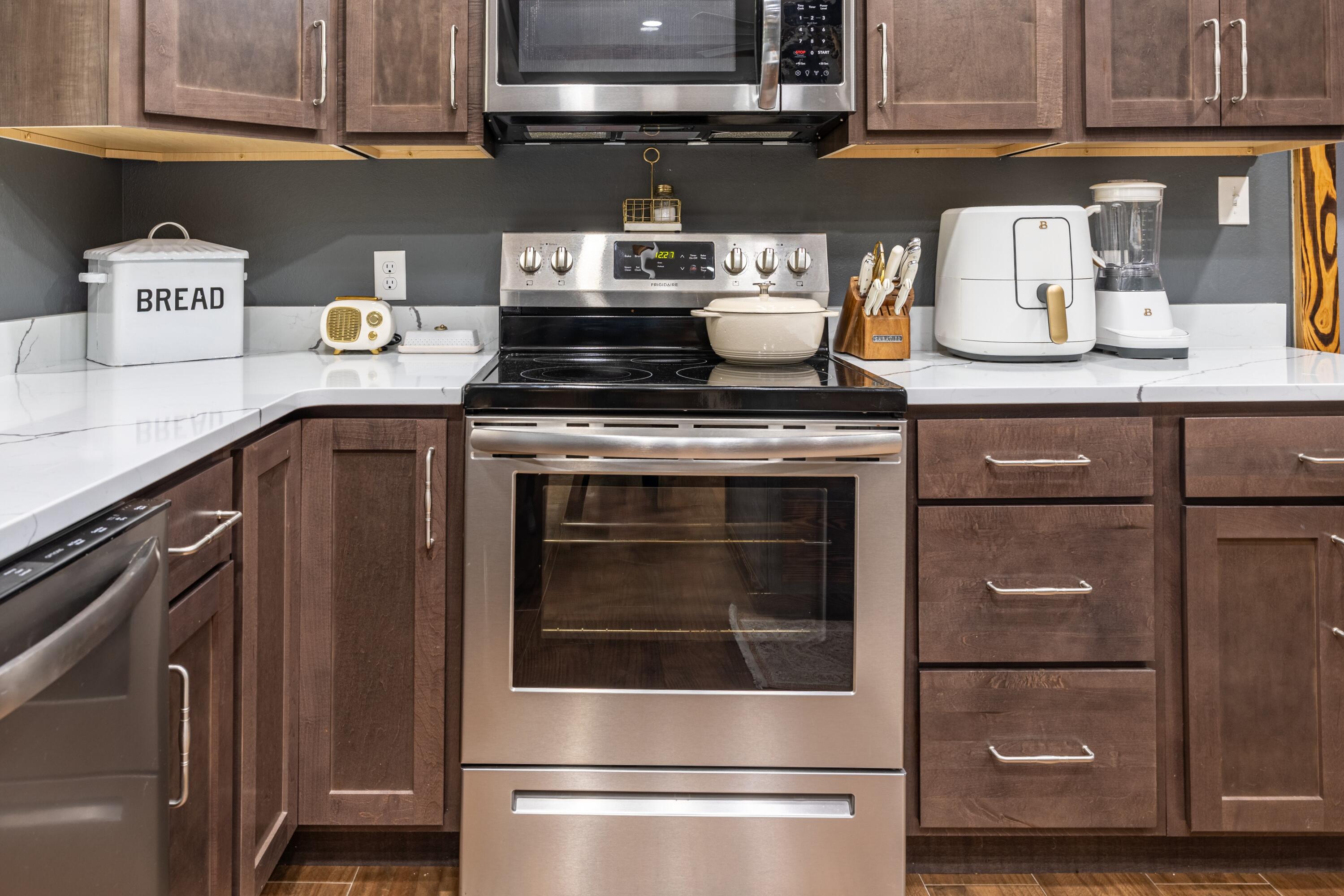 981 East Chestnut Avenue Crestview, FL 32539 - Photo 15 of 64 a stove top oven sitting inside of a kitchen