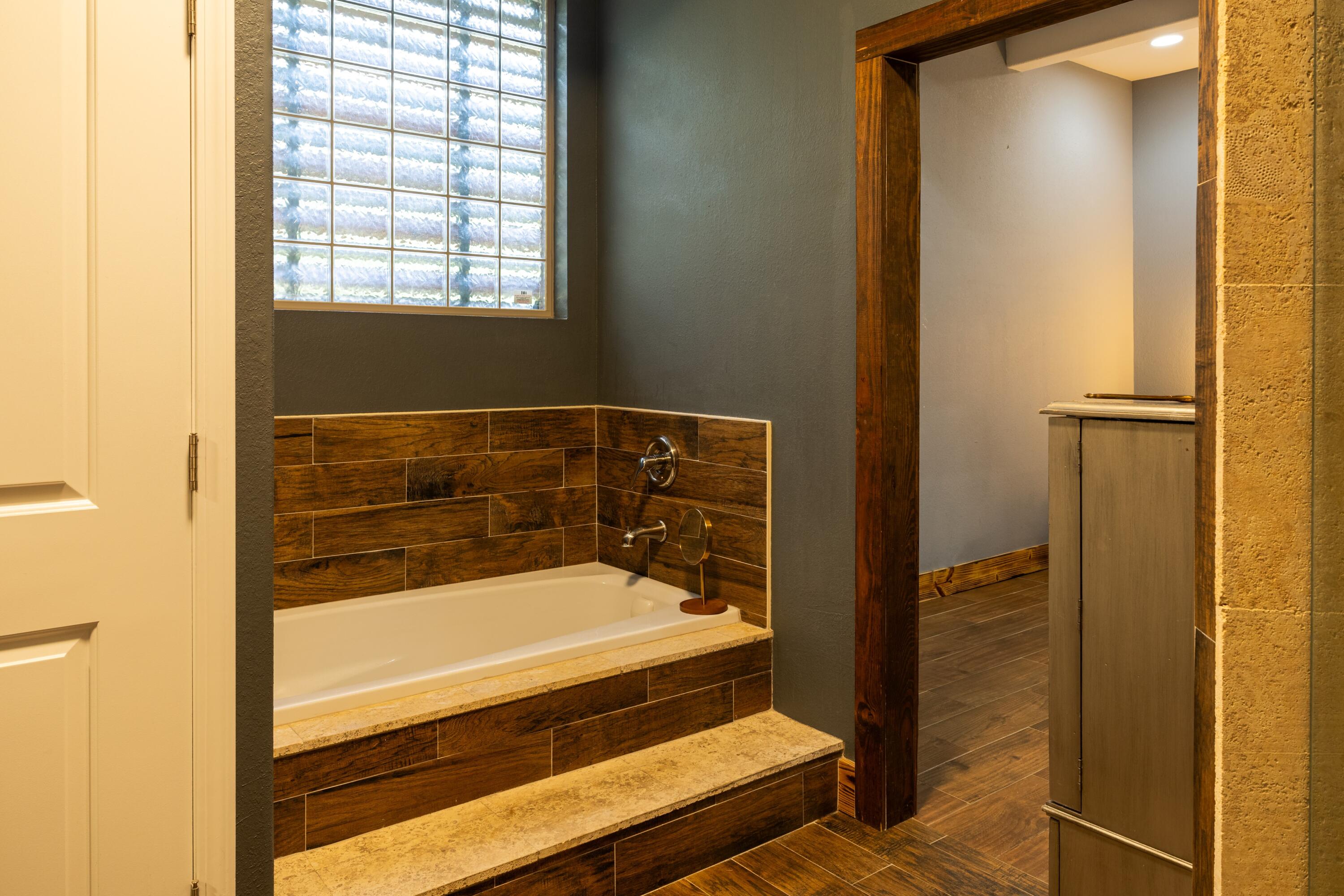 981 East Chestnut Avenue Crestview, FL 32539 - Photo 23 of 64 a bathroom with a bathtub